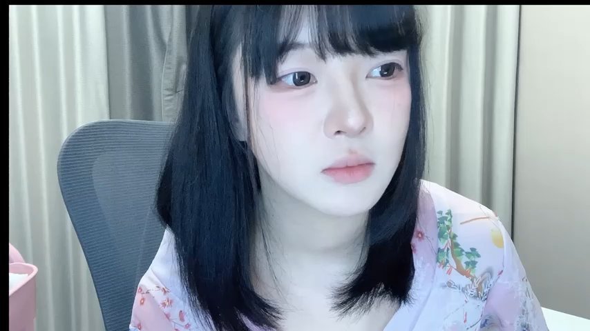 EnEn_xiaobao live cam screenshot female on OhMiBod.Show — Interactive Live Cam Play — screenshot #1